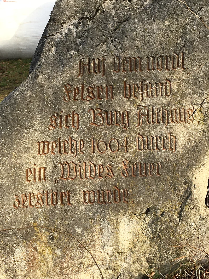 Gedenkstein zur ehemaligen Burg in Althaus