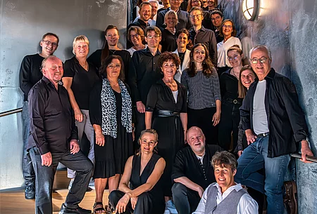 Bild zeigt die Mitglieder des Chors CantaRhei