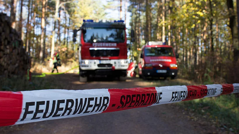 Feuerwehr Absperrung Wald