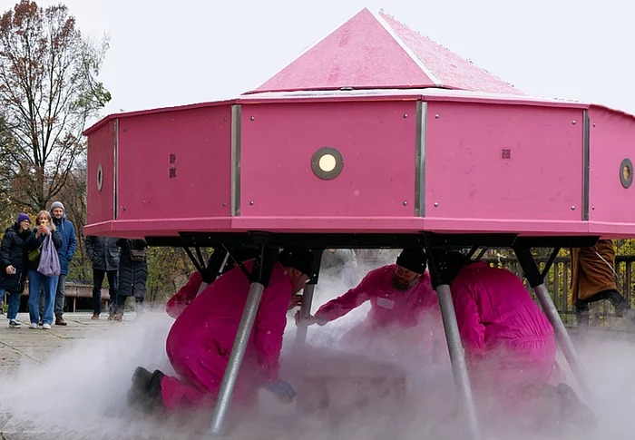 Bild zur Ufo-Installation der Künstlergruppe PINKPARADISE