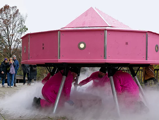 Bild zur Ufo-Installation der Künstlergruppe PINKPARADISE