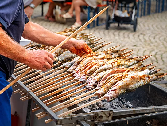 Marktbeleuchtung 2024 Steckerlfische