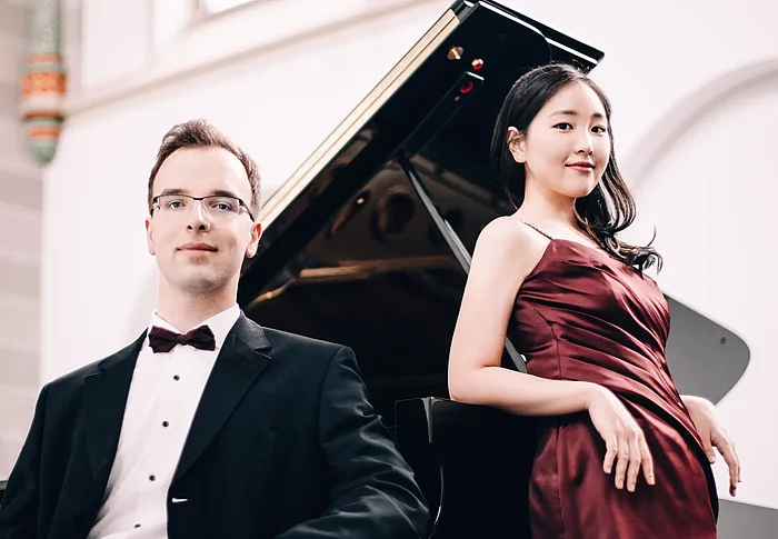 Darstellung des Klavierduos Severine Kim und Knut Hanßen